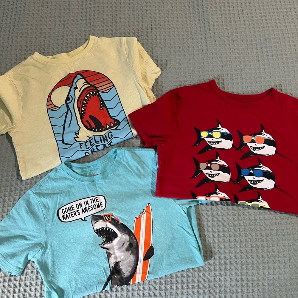 ⭐️3/$30⭐️ EUC Boys shark tee shirt bundle size L
